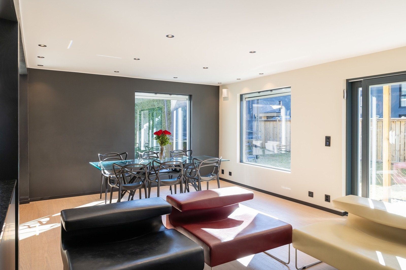 Store vindusflater slipper inn rikelig med naturlig lys, mens downlights i taket sørger for jevn og behagelig belysning. Galleribilde