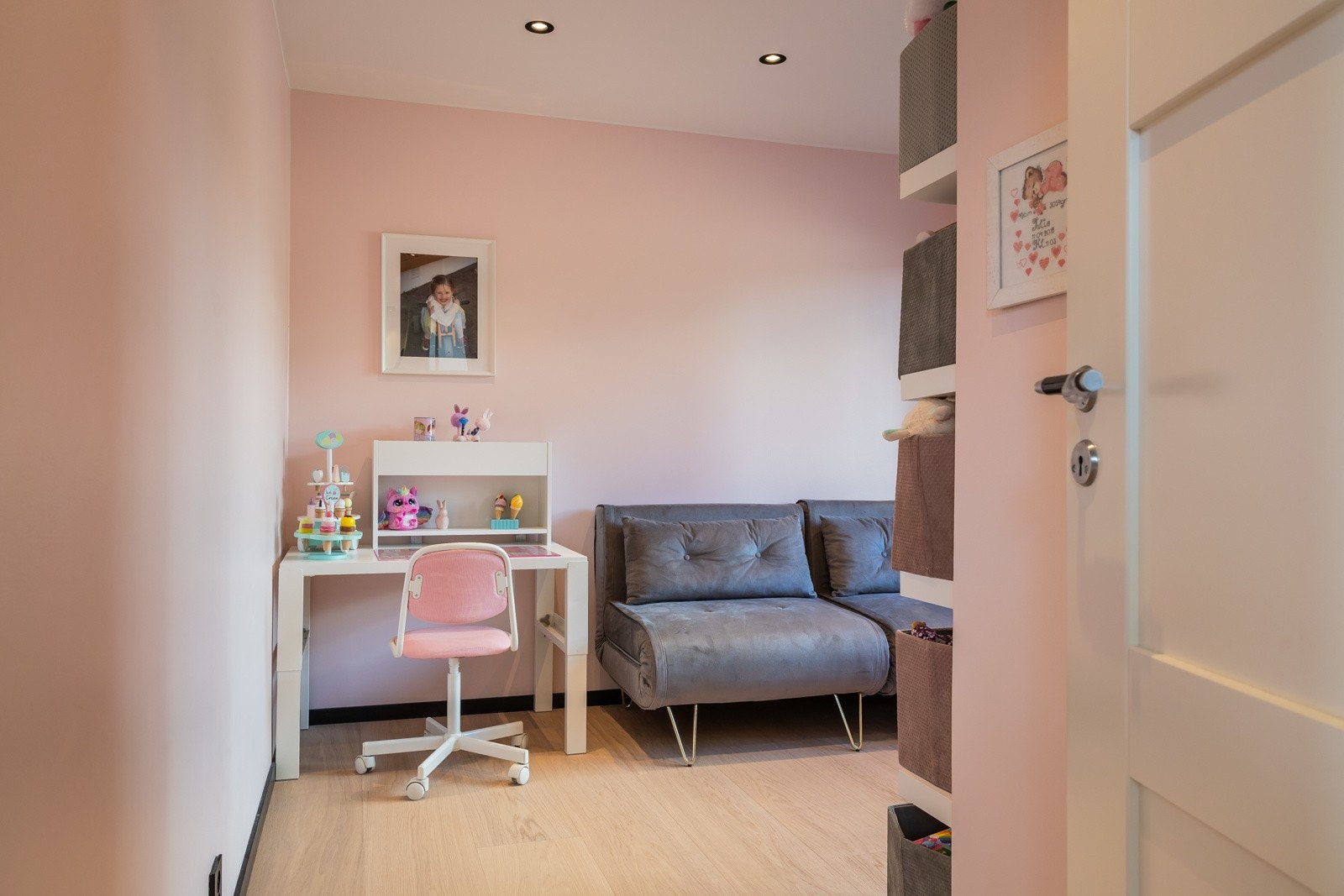 Soverommet i første etasje er lyst og har gode møbleringsmuligheter. Galleribilde