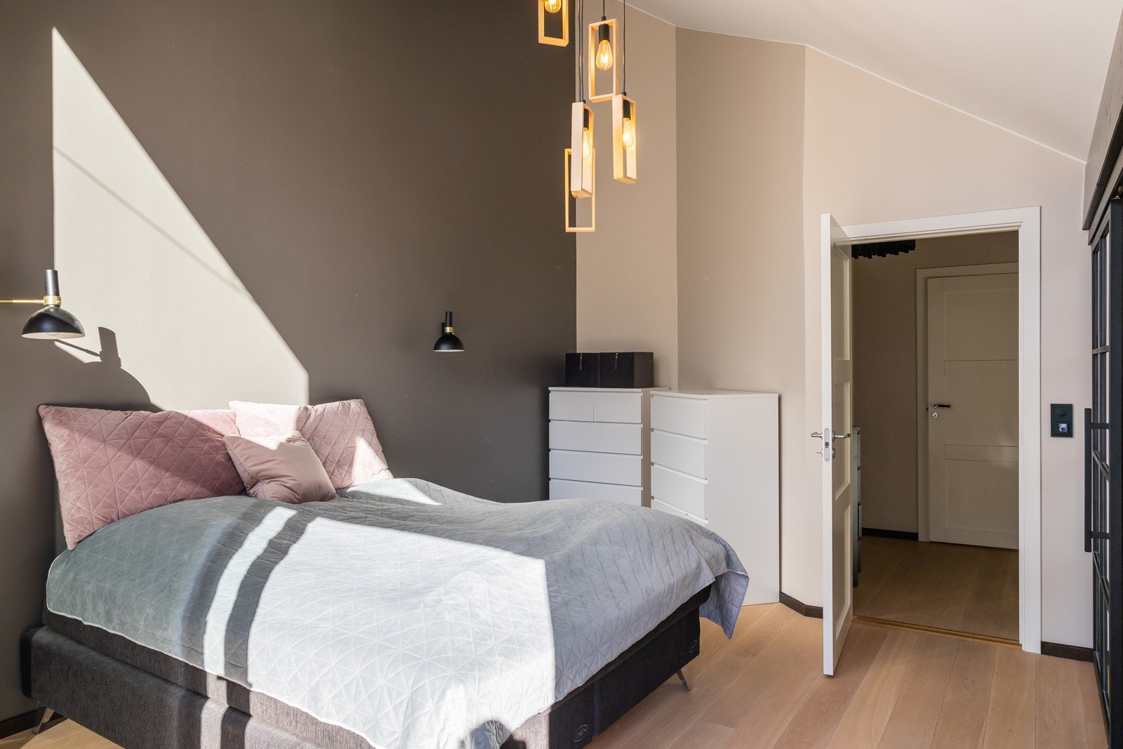 Rommet har svært god takhøyde som gir en meget god romfølelse. Galleribilde