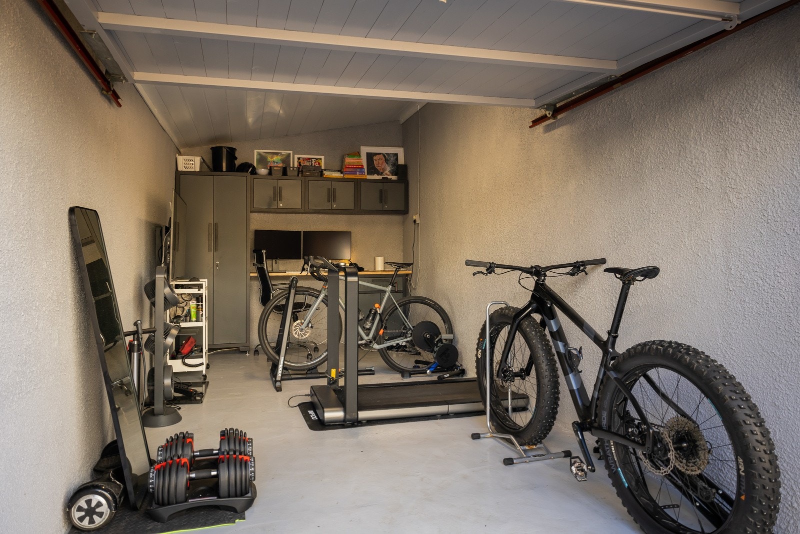 Parkering i garasje og carport hvor det er montert elbillader. Ellers gateparkering etter gjeldende regler. Galleribilde