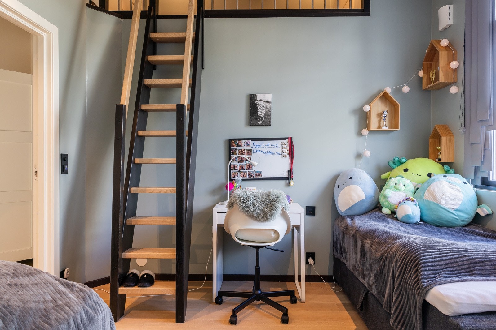 Dette soverommet er perfekt som barnerom eller ungdomsrom, og har en sjarmerende hems. Galleribilde