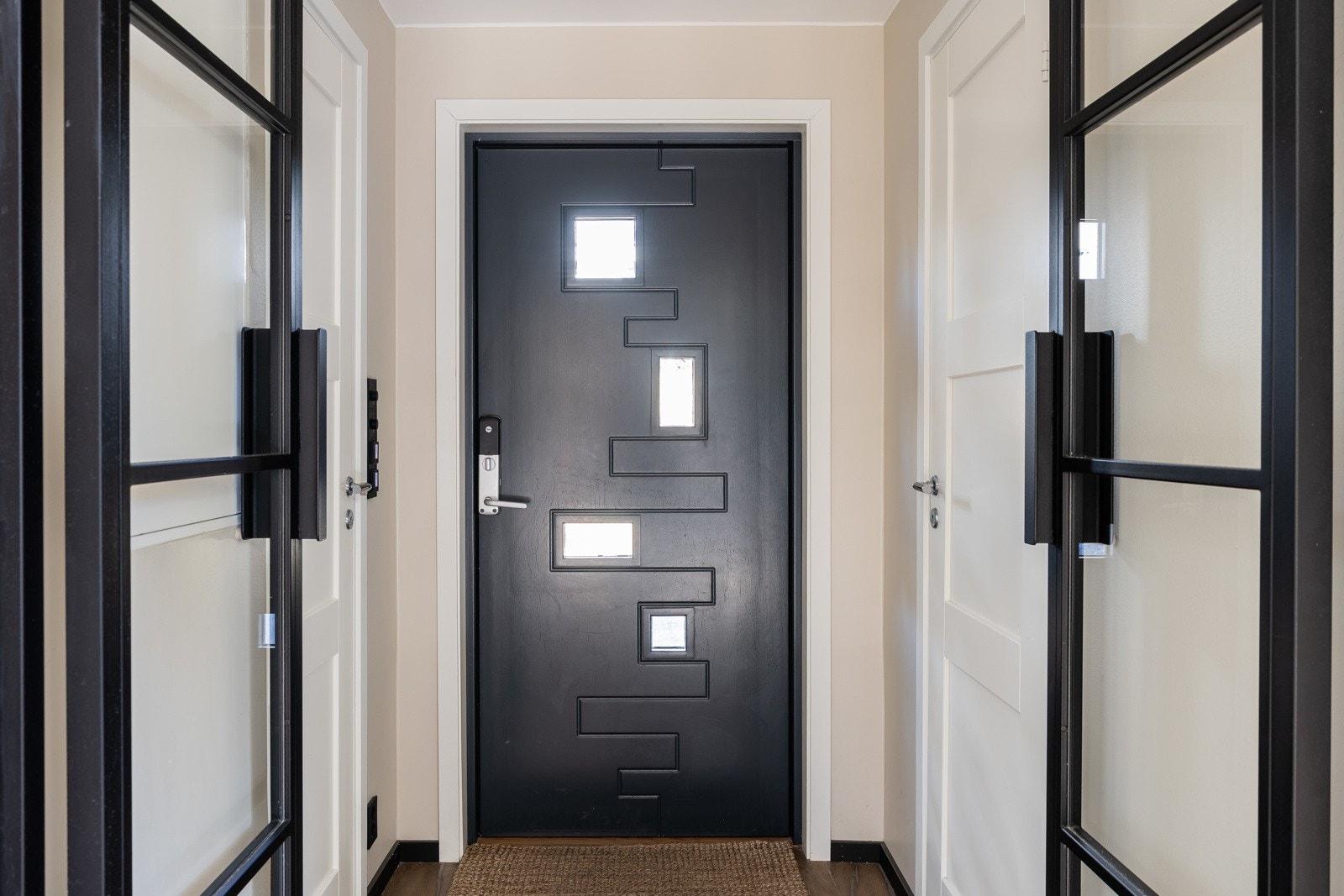 Interiøret er gjennomført med profilerte innerdører og sorte smijernsdører med glassfelt som skaper en eksklusiv kontrast og gir boligen et industrielt preg. Galleribilde