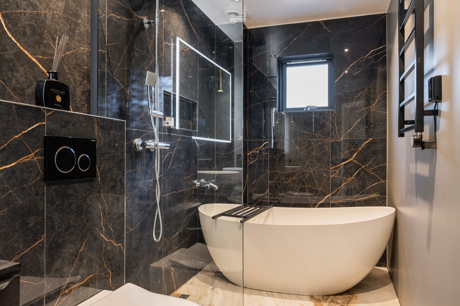 Rommet er utstyrt med en dusjnisje med glassvegg, i tillegg finnes et frittstående badekar som gir rommet spa-følelse og høy komfort. Galleribilde