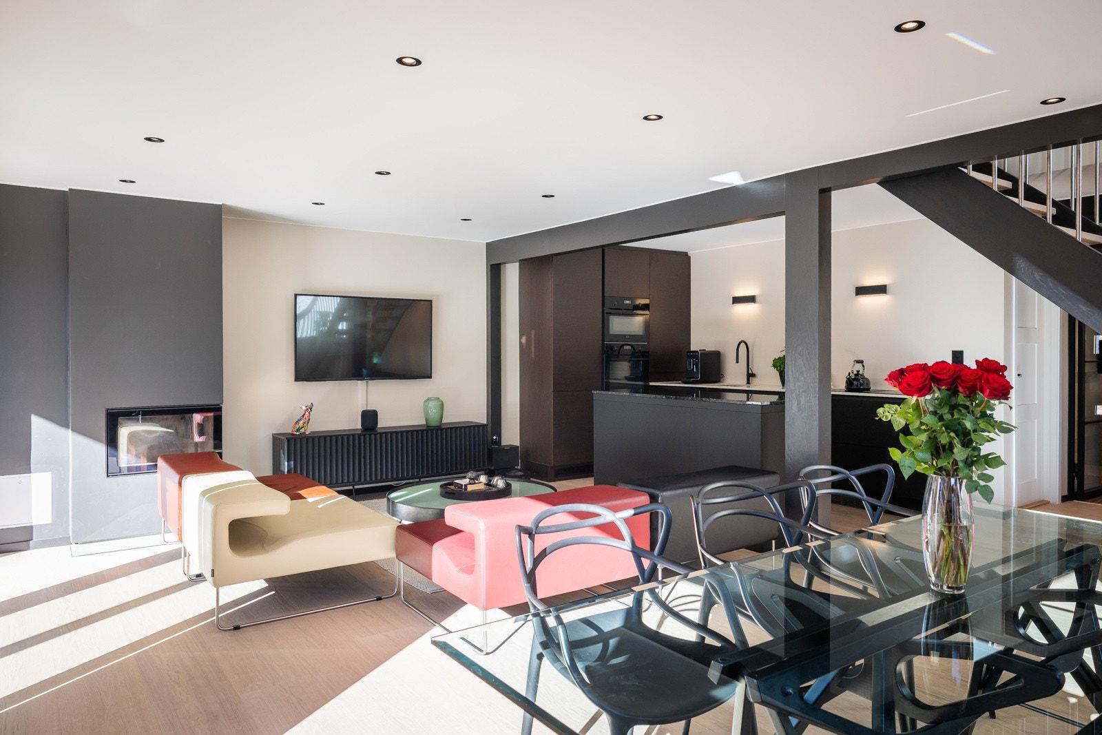 Boligen har en lys og moderne stue med gjennomgående 1-stavs parkett som gir et elegant og tidløst preg. Galleribilde