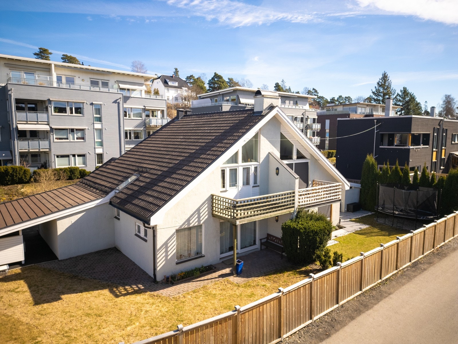 Steinhammerveien 2B ligger i et etablert og attraktivt boligområde preget av en blanding av villaer, rekkehus og småhus, sentralt på Holtet/Bekkelaget. Galleribilde