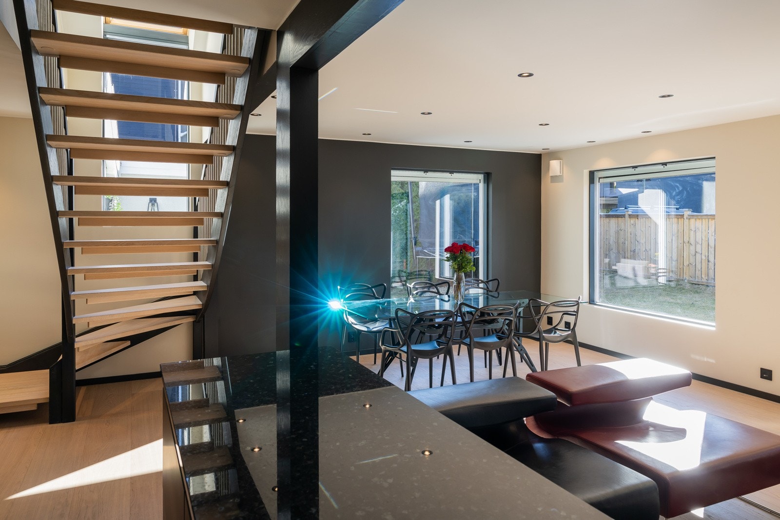 Innvendig trapp i tre med åpne trinn forbinder etasjene på elegant vis. Galleribilde