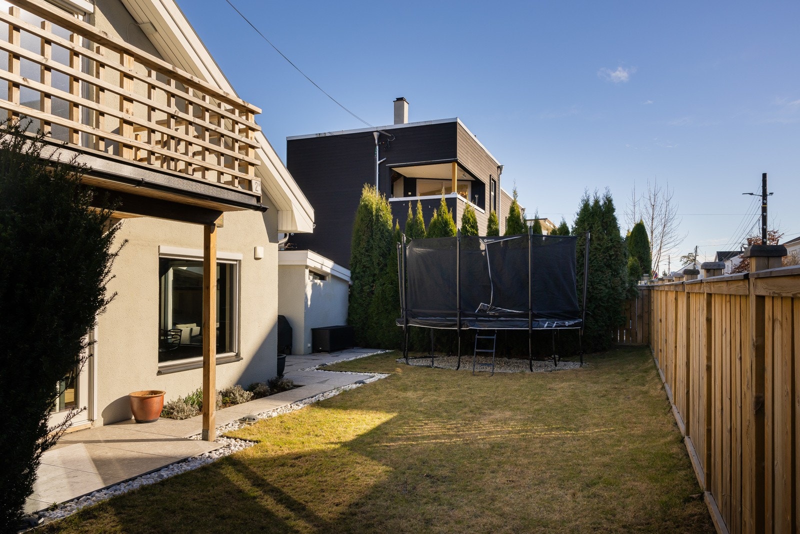 Fra stuen er det direkte utgang til en solrik terrasse på ca. 33 m². Galleribilde