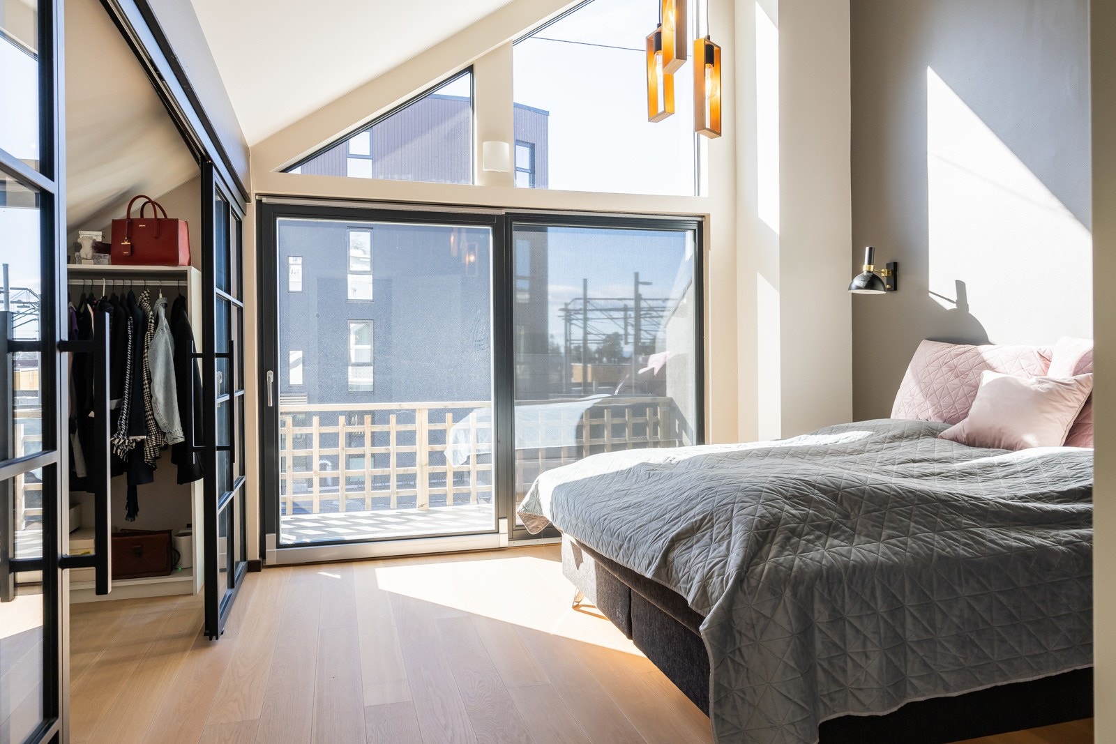 Dette soverommet fungerer som hovedsoverom, og har direkte utgang til en solrik balkong på ca. 7,4 m² - Galleribilde