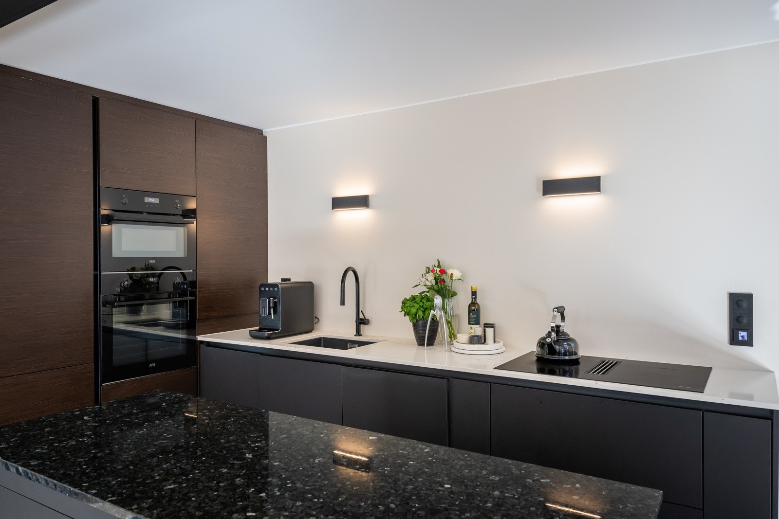 Boligen har et lekkert og moderne kjøkken med kvalitetsløsninger fra HTH/Epoc. Kjøkkenet fremstår som delikat og funksjonelt, med kjøkkeninnredning i et moderne design med glatte fronter og rene linjer. Galleribilde