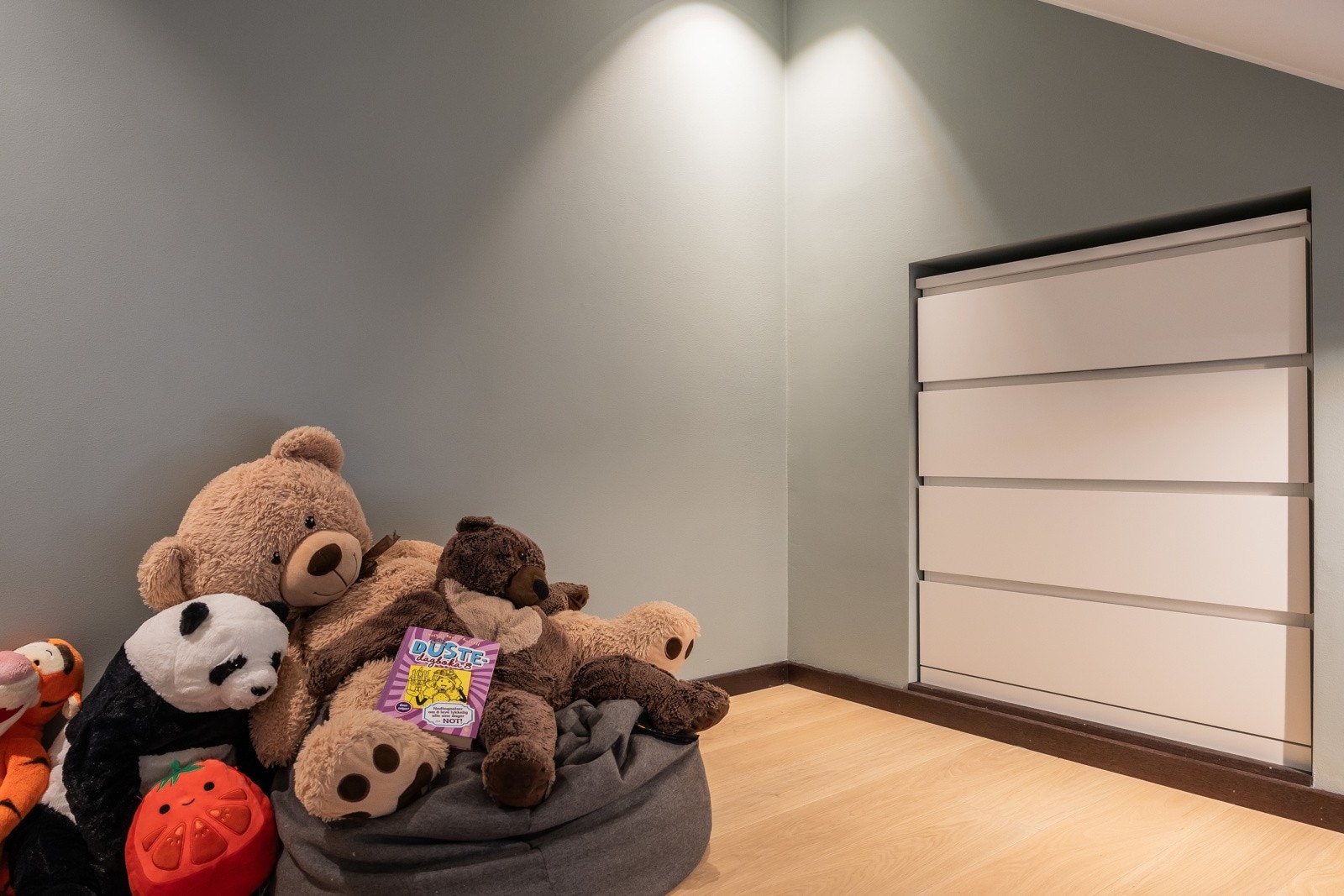 Hemsen ideell som lekeområde, lesekrok eller ekstra oppbevaringsplass. Hemsen gir ekstra areal og gjør rommet mer lekent og fleksibelt. Galleribilde