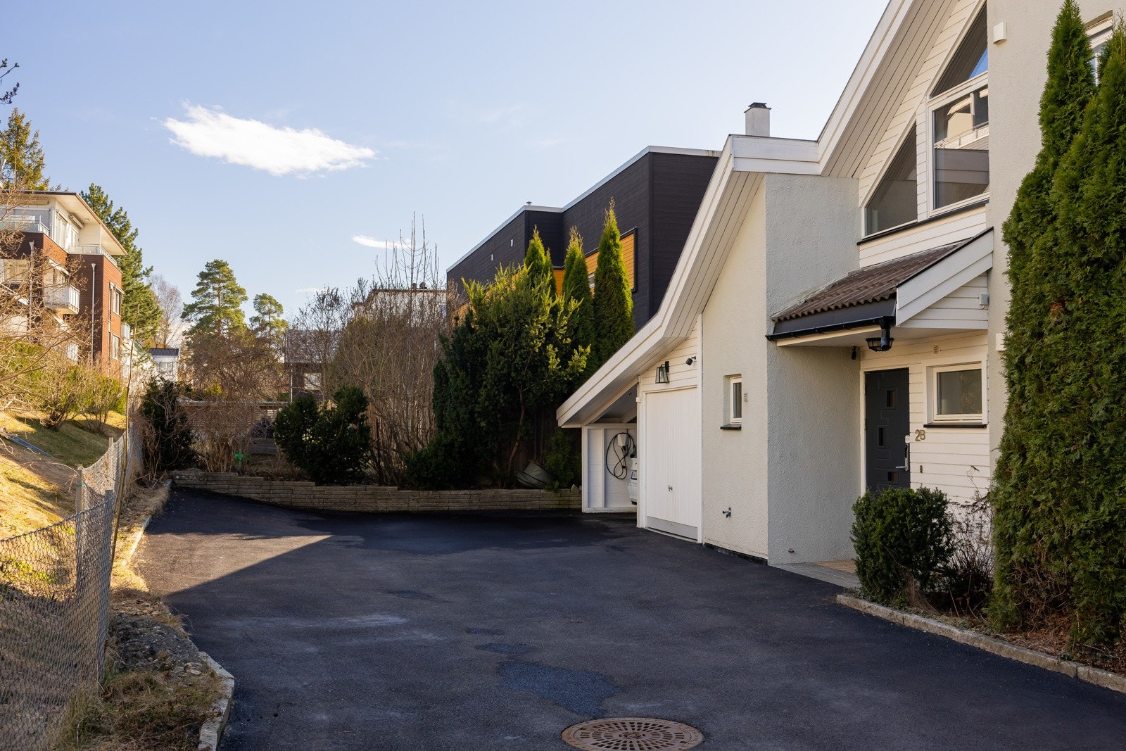 Eiendommen ligger i et veletablert og meget attraktivt boligstrøk på Holtet i Oslo. Her er det ca. 4-5 min å gå til Jacobs Holtet, koselige Åpent Bakeri og kommunikasjon i form av trikk og buss. På samme området ligger også Bekkelaget barneskole. Galleribilde