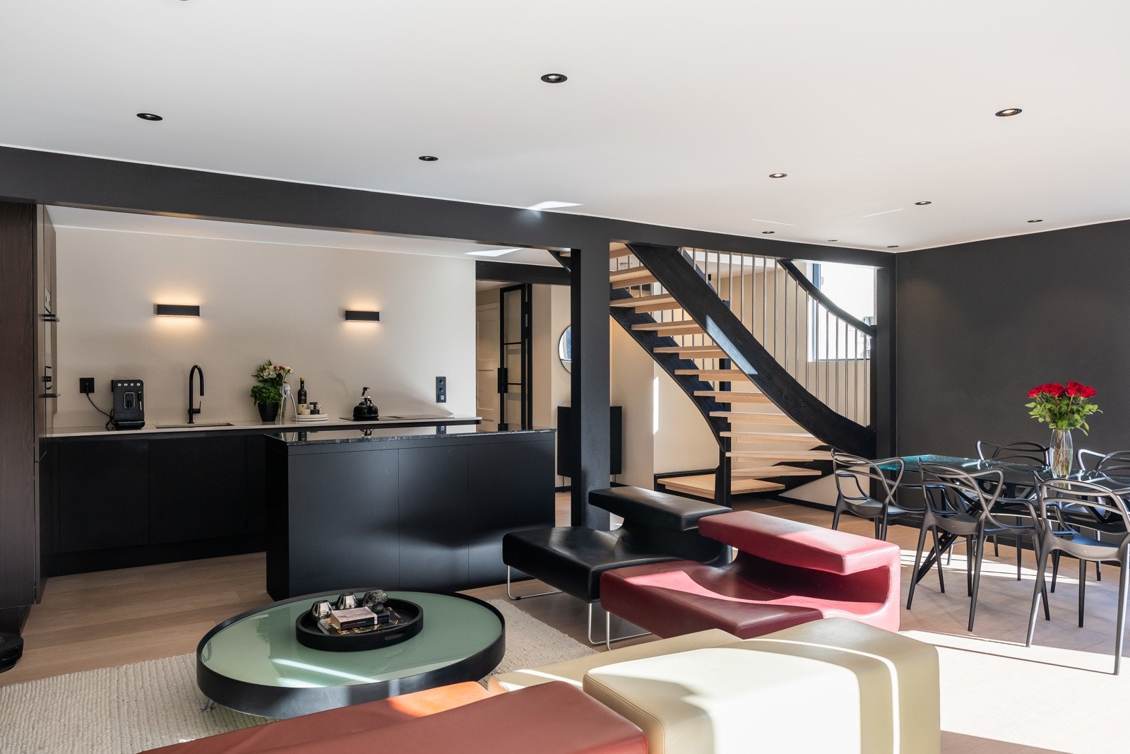 Rommet har en åpen og sosial planløsning mot kjøkken og spiseplass, som gjør det enkelt å samle familie og venner. Galleribilde