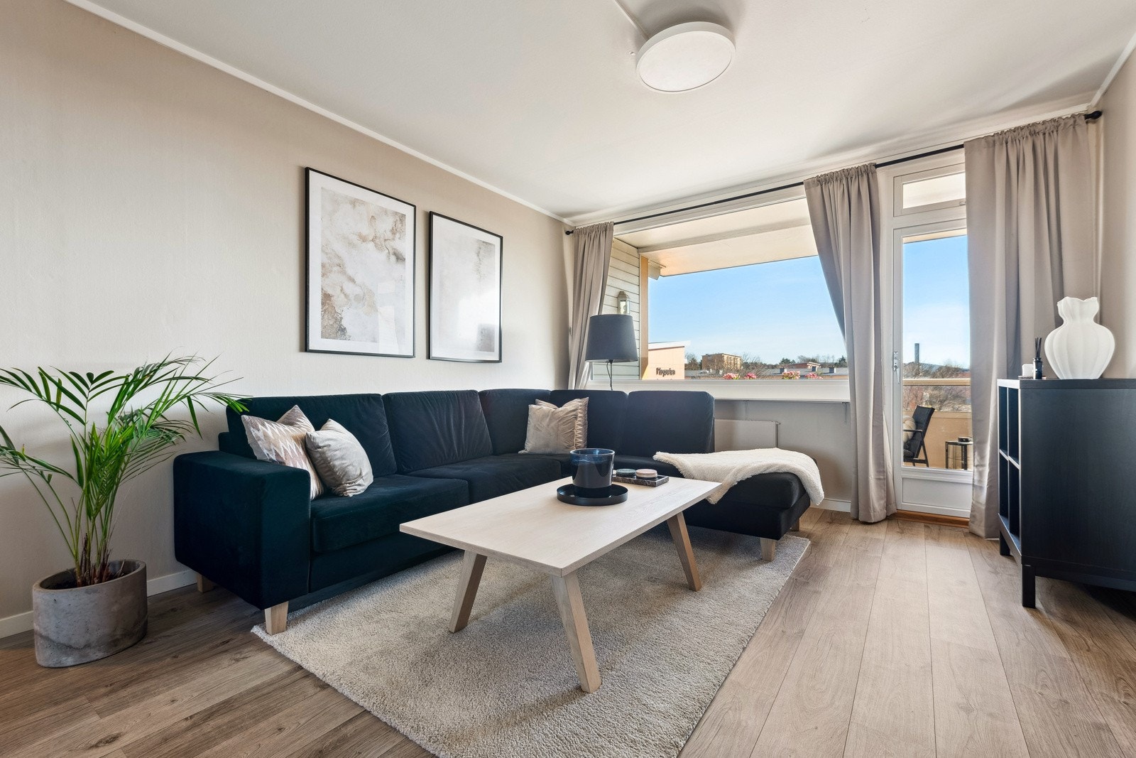 Lys og romslig stue med gode møbleringsmuligheter Galleribilde