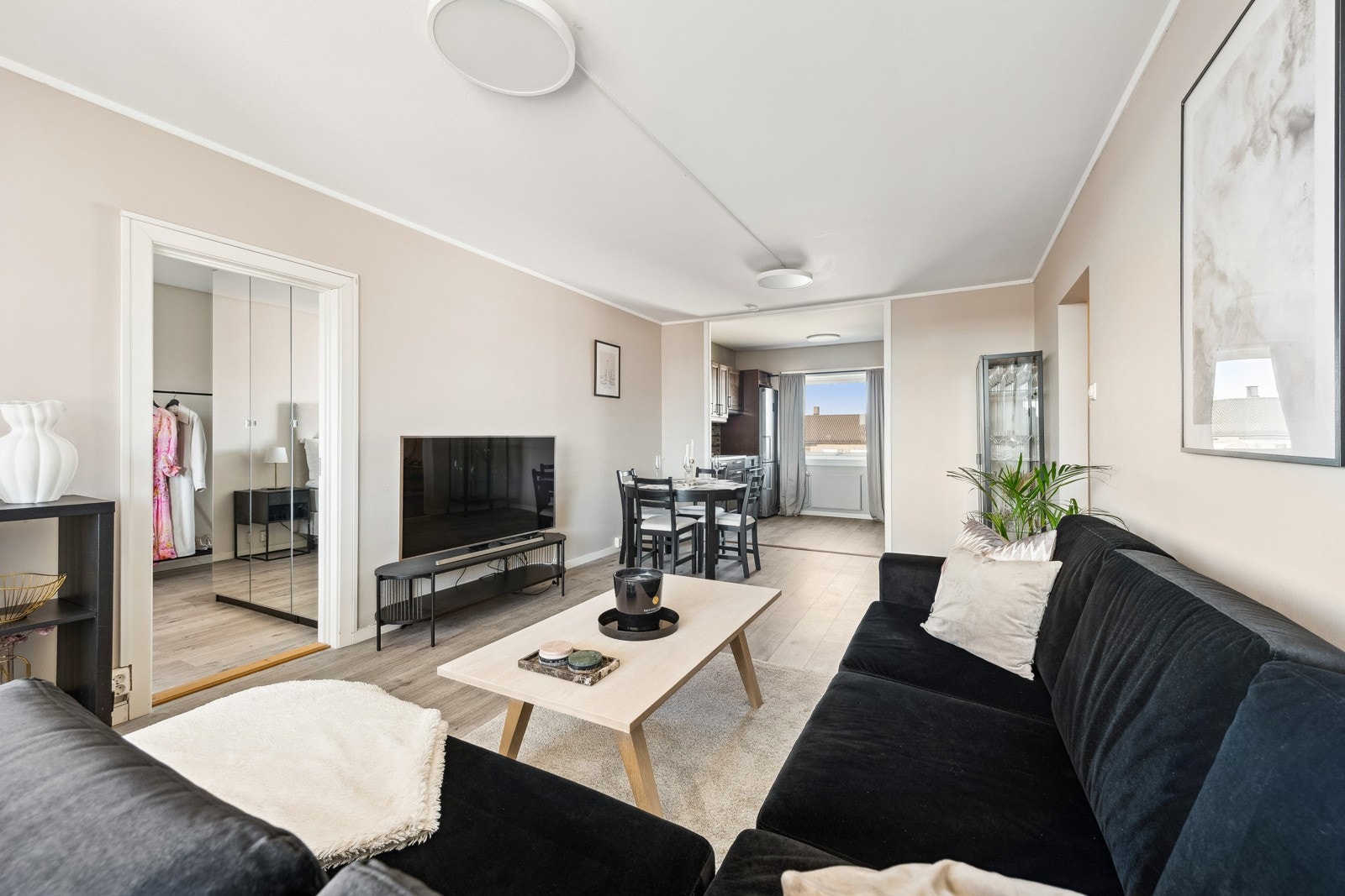 Her har du god plass til tv-møbler, sofagruppe og spisebord Galleribilde