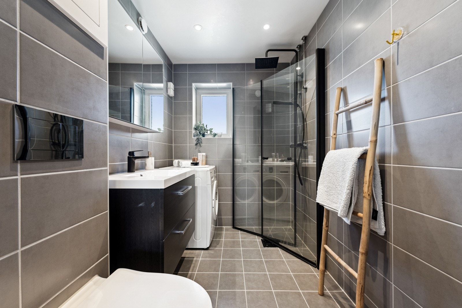 Lekkert flislagt baderom tatt i regi av borettslaget i 2021. Galleribilde