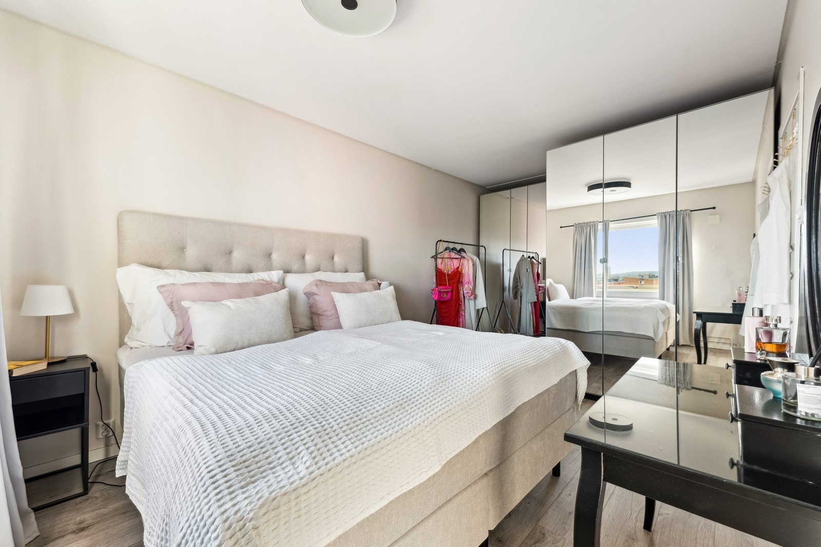 Hovedsoverommet i god størrelse med fin plass til stor dobbeltseng Galleribilde