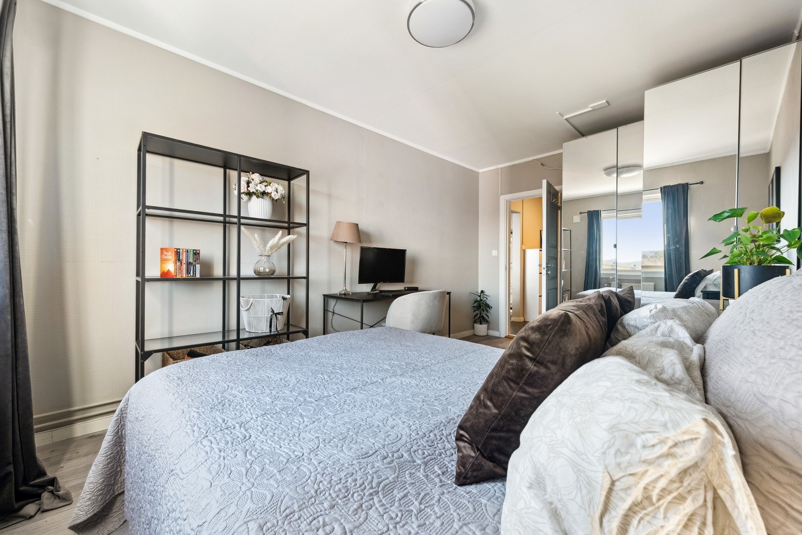 Store vindusflater slipper inn godt med naturlig lys Galleribilde