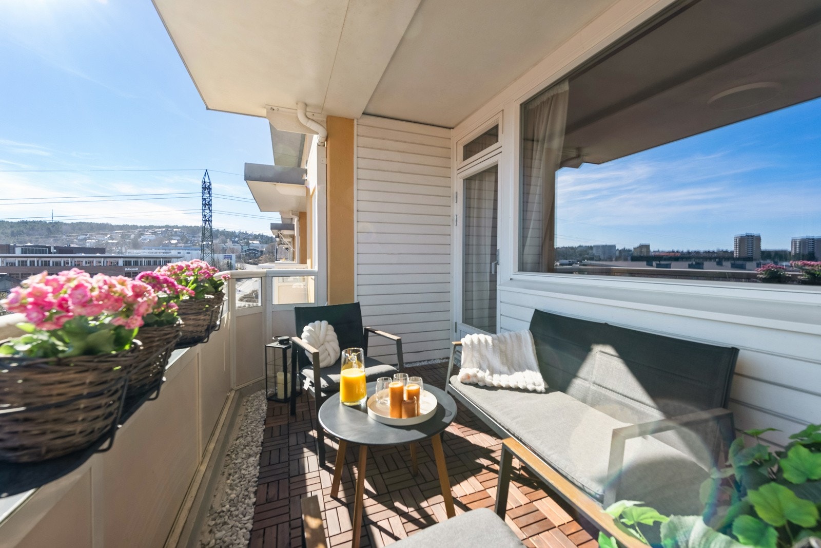 Solrik sydøstvendt balkong på ca. 7 kvm . Plass til hyggelig utemøbler og grill Galleribilde