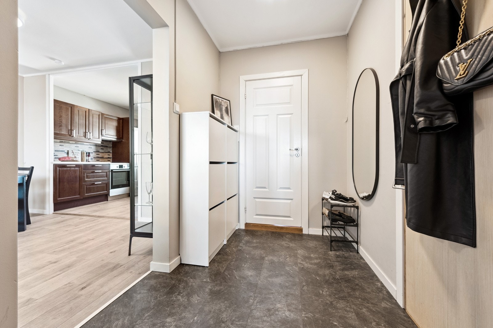 Lys og romslig entré med gode muligheter for oppheng av ytterklær og skoskap Galleribilde