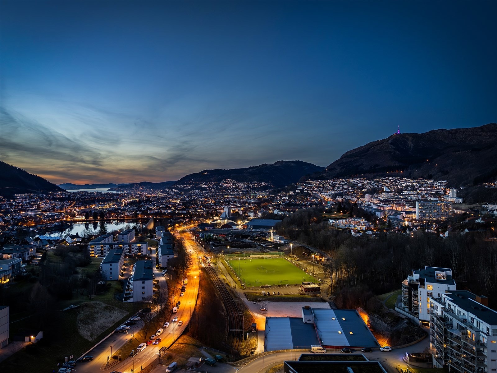 - Fra leiligheten er det bare 200 meter til busstopp og 400 meter til bybanestopp - Galleribilde