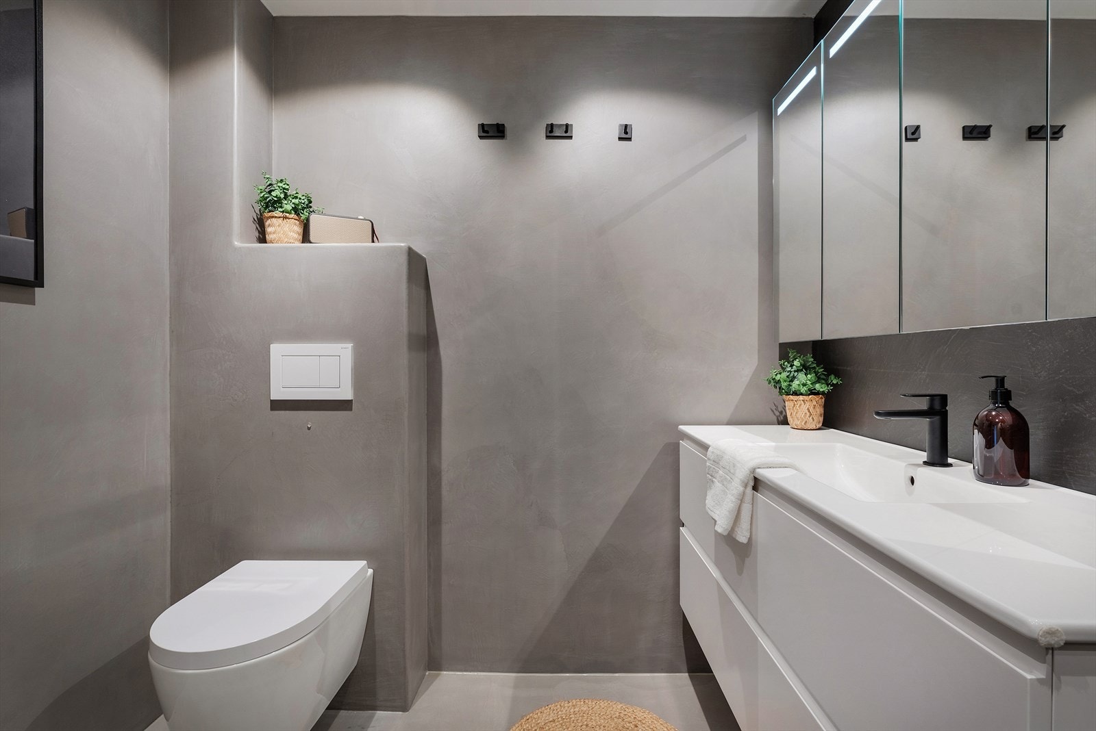 - Badet måler 4,4 m² og lyses pent opp av innfelte downlight i himlingen - Galleribilde