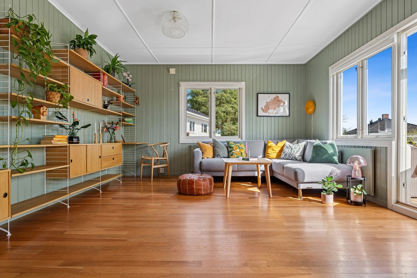 De to stuene er lyse og romslige med god plass til både spise- og sofagruppe. Galleribilde