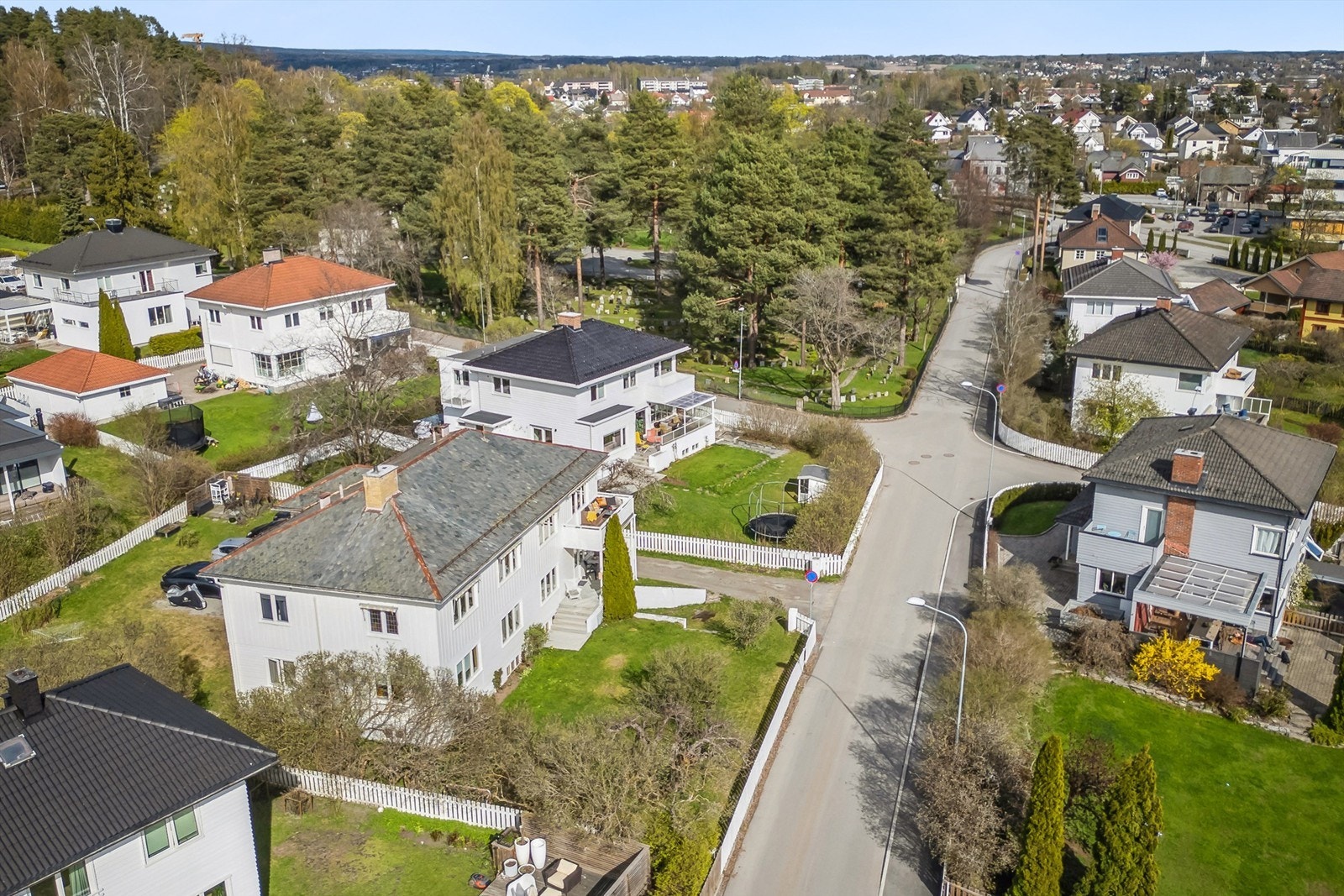 Eiendommen er inngjerdet og har gode lys og- solforhold. Galleribilde