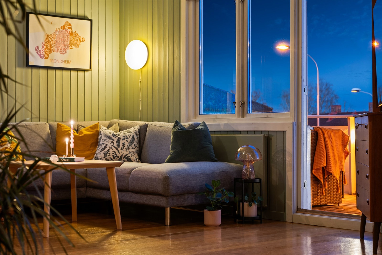 Koselig og lun stemning i stuen på kveldstid. Galleribilde