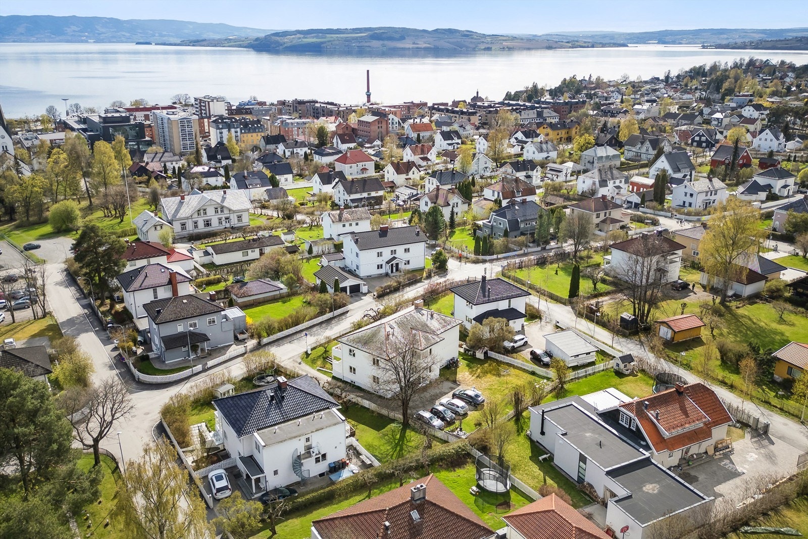 Eiendommen ligger i et meget veletablert og attraktivt villaområde, Sagatun, i fredelige omgivelser, men likevel med nærhet til Hamar bysentrum. Galleribilde