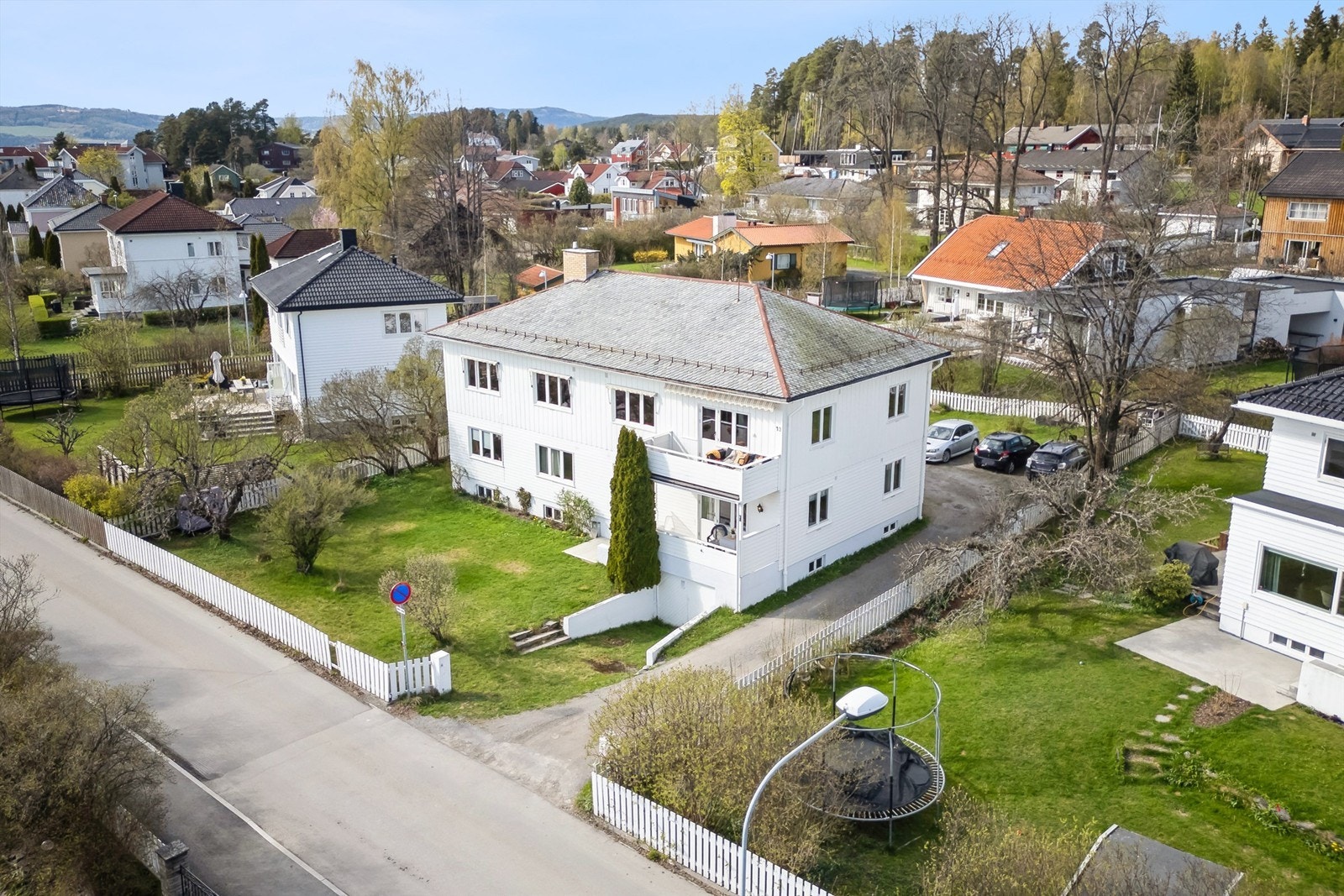 Tomten er fellesareal og er opparbeidet med plenarealer, beplantning, prydbusker, frukttrær mm. Galleribilde