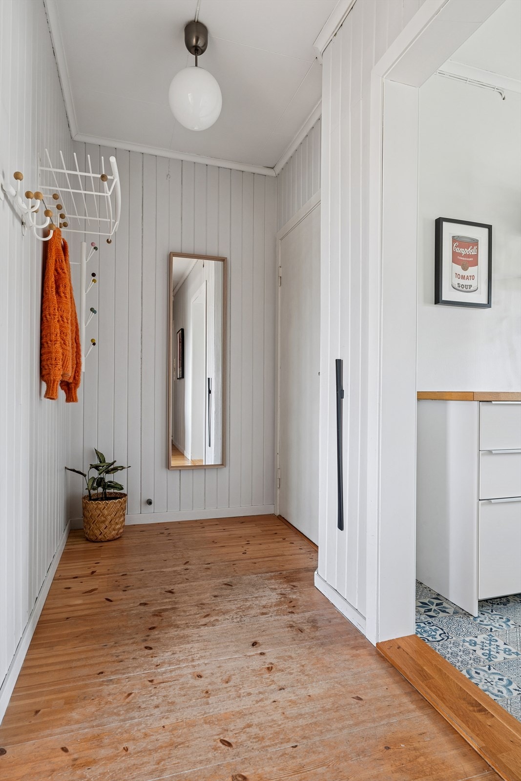 Entréen har plass til å henge fra seg tøy og gir adkomst videre til alle rom. Galleribilde