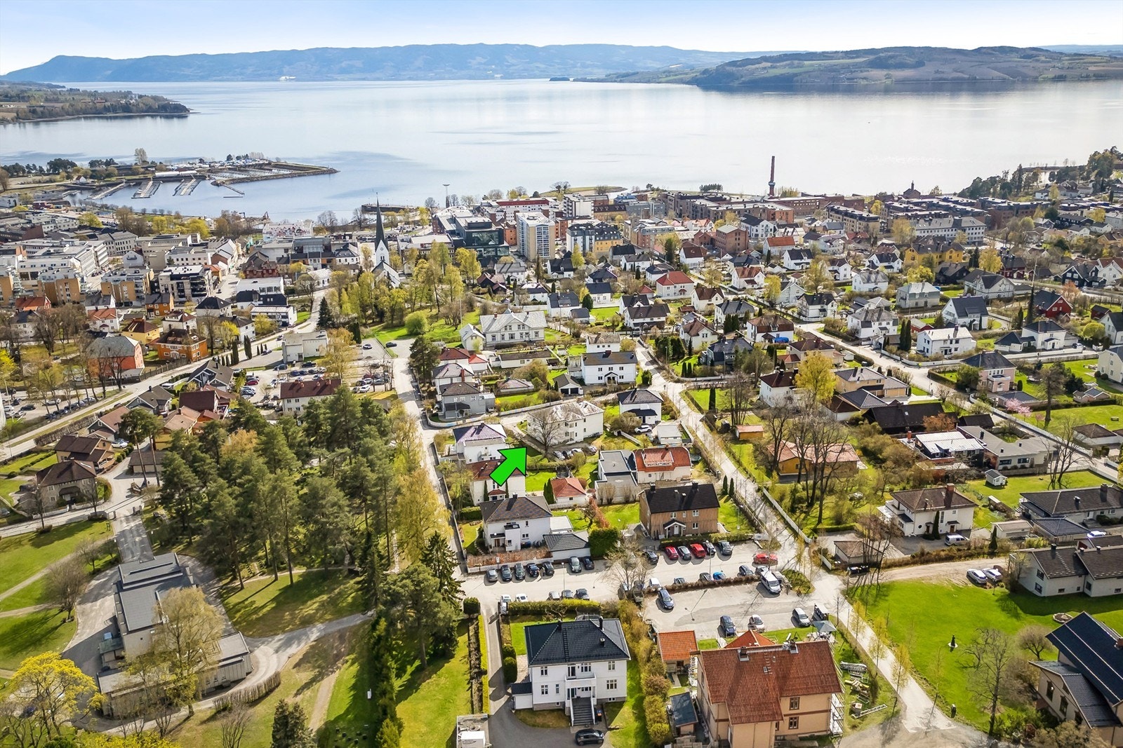 Kort gangavstand til dagligvareforretning, Hamar Jernbanestasjon og Mjøsa med tur- og bademuligheter. Galleribilde
