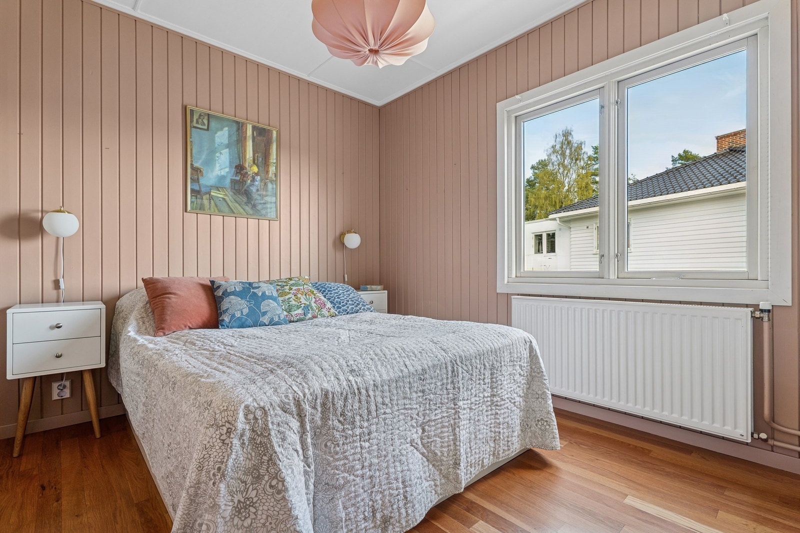 Romslig soverom med plass til dobbeltseng og garderobeløsning. Galleribilde