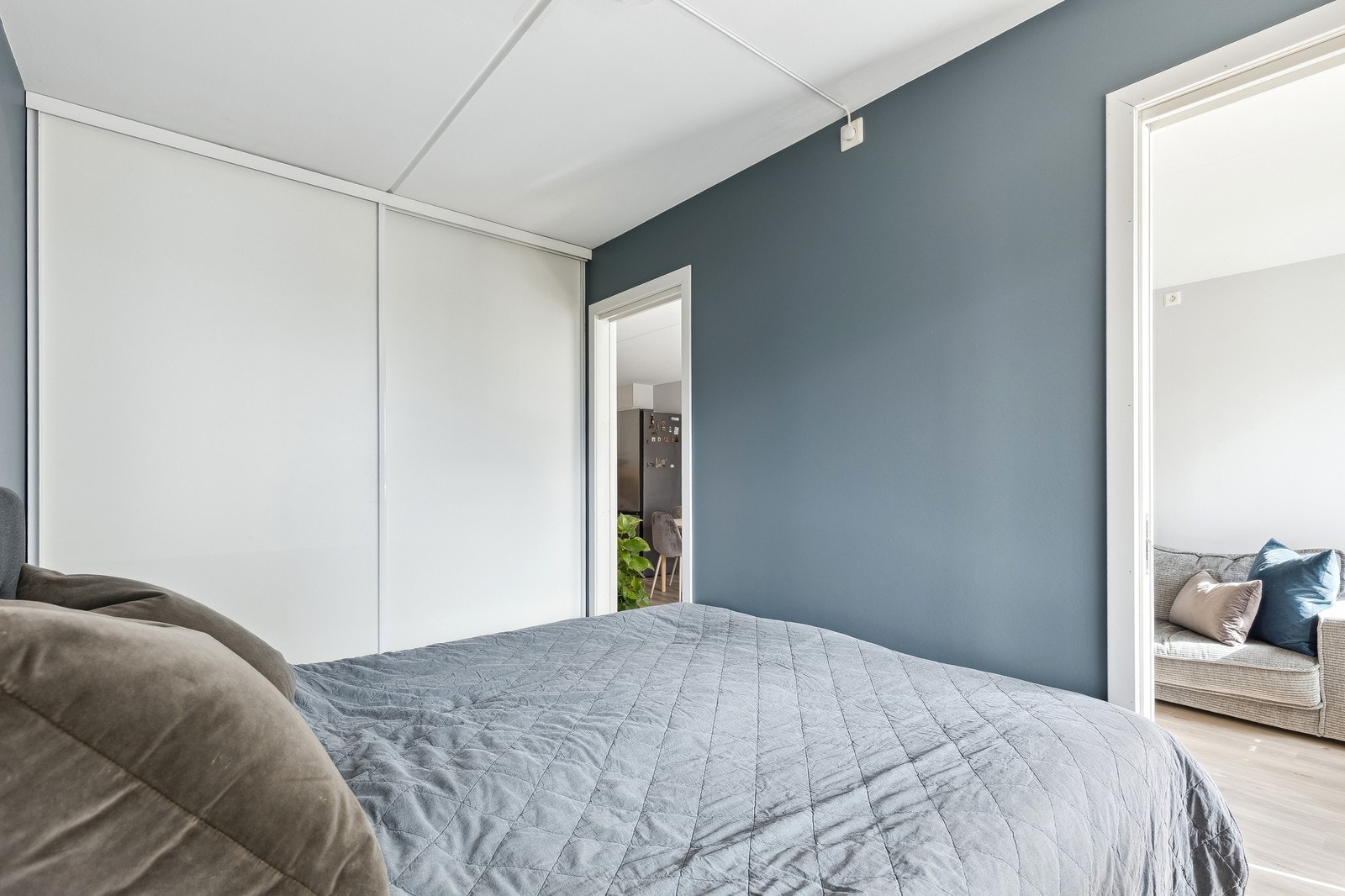 Romslig soverom. Praktisk skyvedørsgarderobe med Elfa innredning. Galleribilde