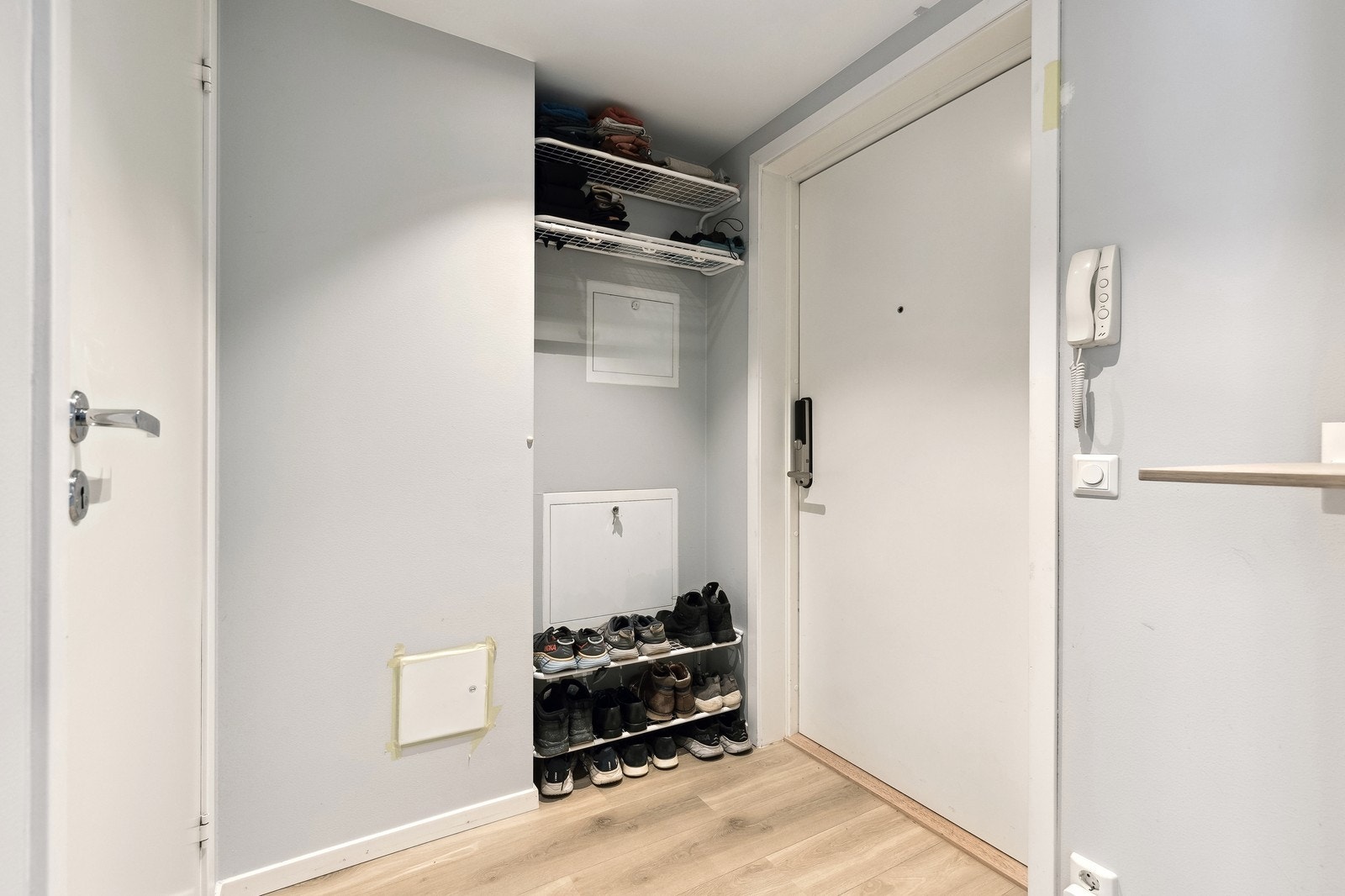 Entré med god plass til å henge fra seg yttertøy. Galleribilde