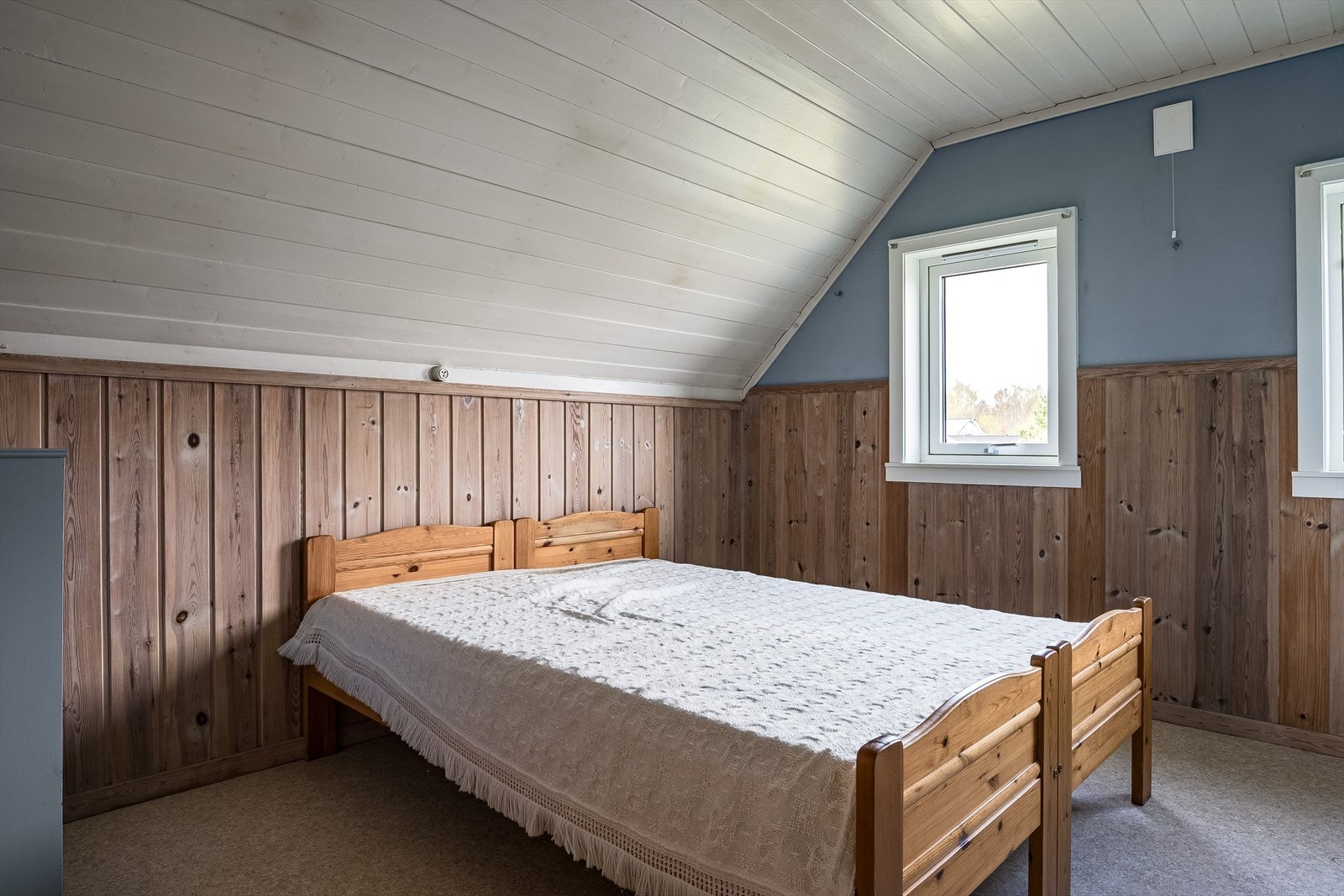 Vinduer på soverom i andre etasje tilfredsstiller ikke krav til rømningsvei. Se pkt. "Ferdigattest/brukstillatelse" for mer informasjon. Galleribilde