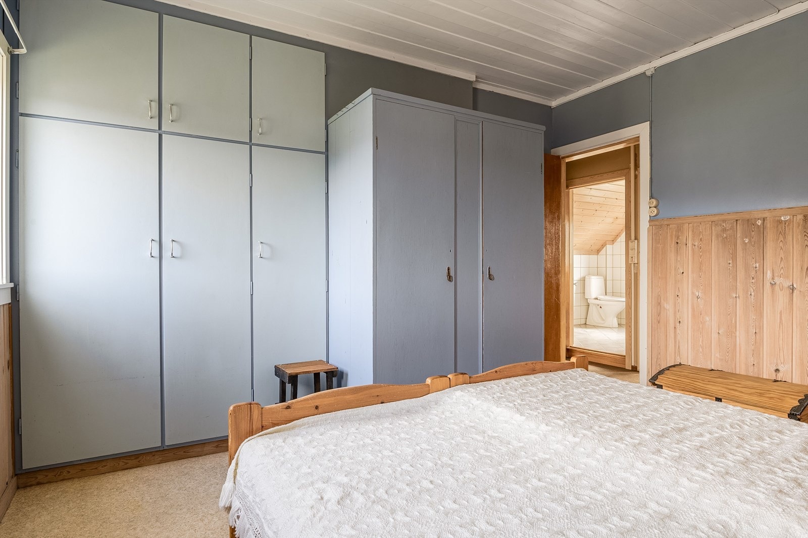 Vinduer på soverom i andre etasje tilfredsstiller ikke krav til rømningsvei. Se pkt. "Ferdigattest/brukstillatelse" for mer informasjon. Galleribilde