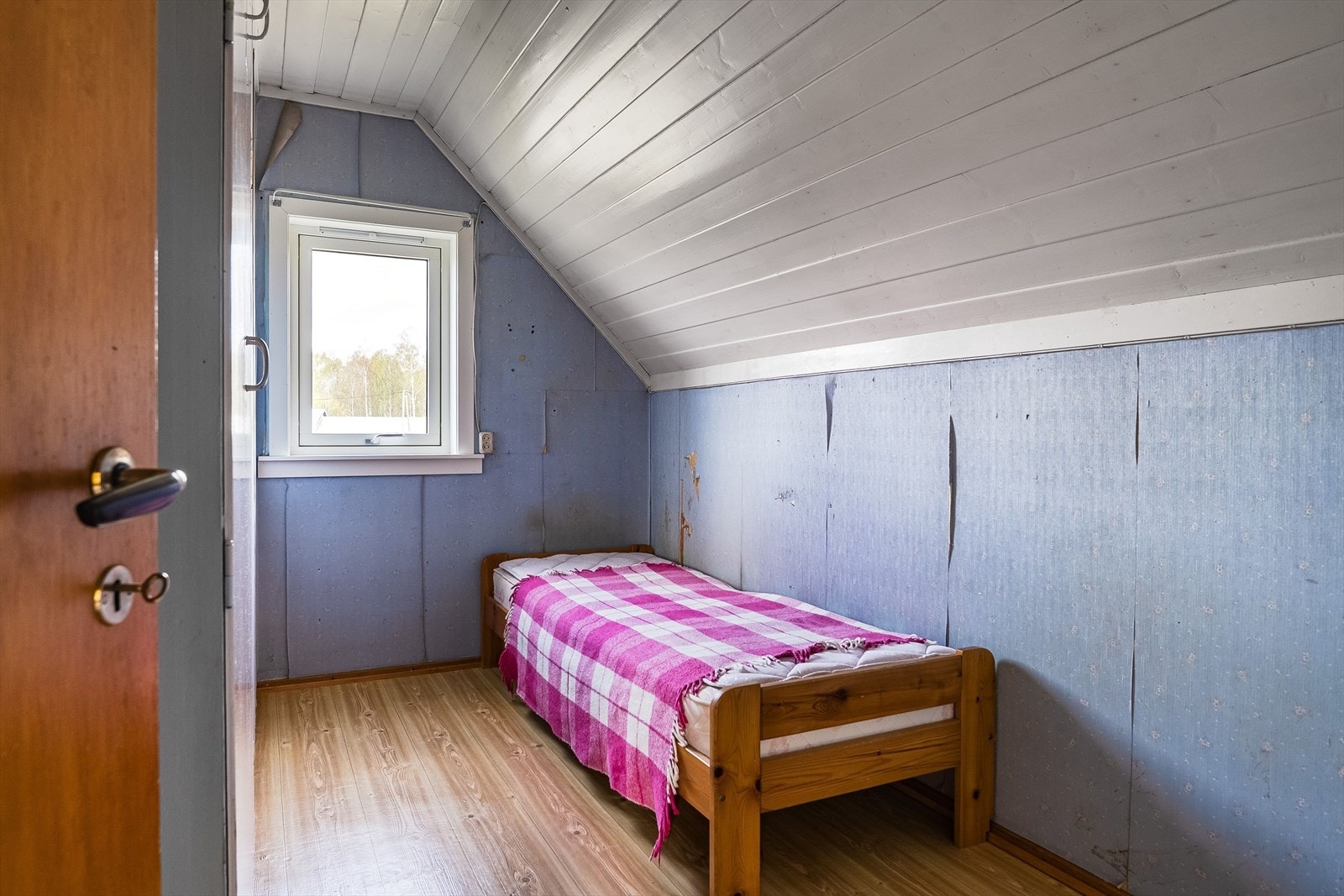 Vinduer på soverom i andre etasje tilfredsstiller ikke krav til rømningsvei. Se pkt. "Ferdigattest/brukstillatelse" for mer informasjon. Galleribilde