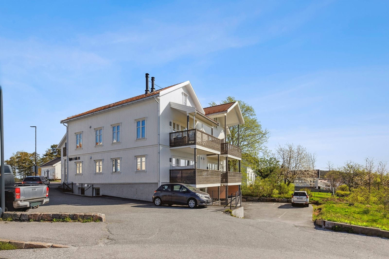 Leiligheten disponerer 1 utvendig, merket biloppstillingsplass, beliggende rett på utsiden av selve leiligheten. Galleribilde