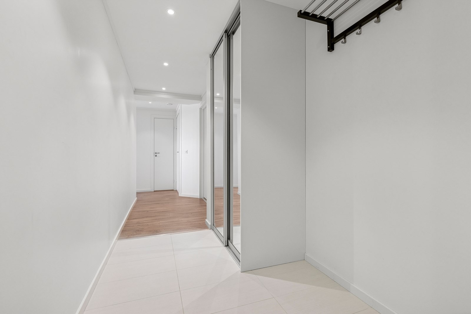God plass til å henge fra seg yttertøyet i skyvedørsgarderobe i entréen. Flislagt gulv med behagelig gulvvarme. Galleribilde