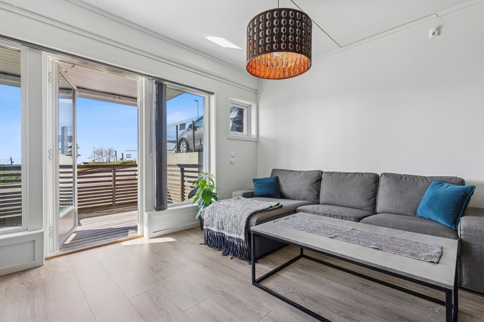 Gjennomgående god standard med moderne material- og fargevalg. Store vindusflater gir godt med naturlig lysinnslipp. Galleribilde