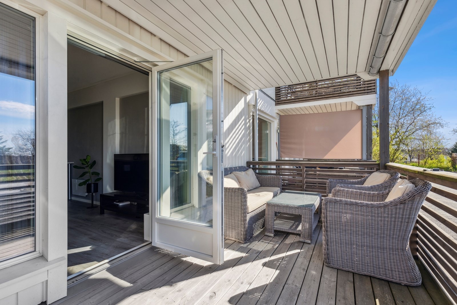 Fra stue/kjøkken er det utgang til en herlig, sørvendt og overbygd terrasse med utsikt til sjøen. Galleribilde