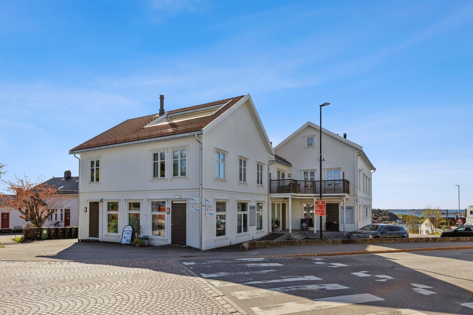 Sameiet Feviktoppen 12 består av i alt 10 seksjoner, med hhv. 8 boligseksjoner og 2 næringsseksjoner. Bygget har heis. Galleribilde