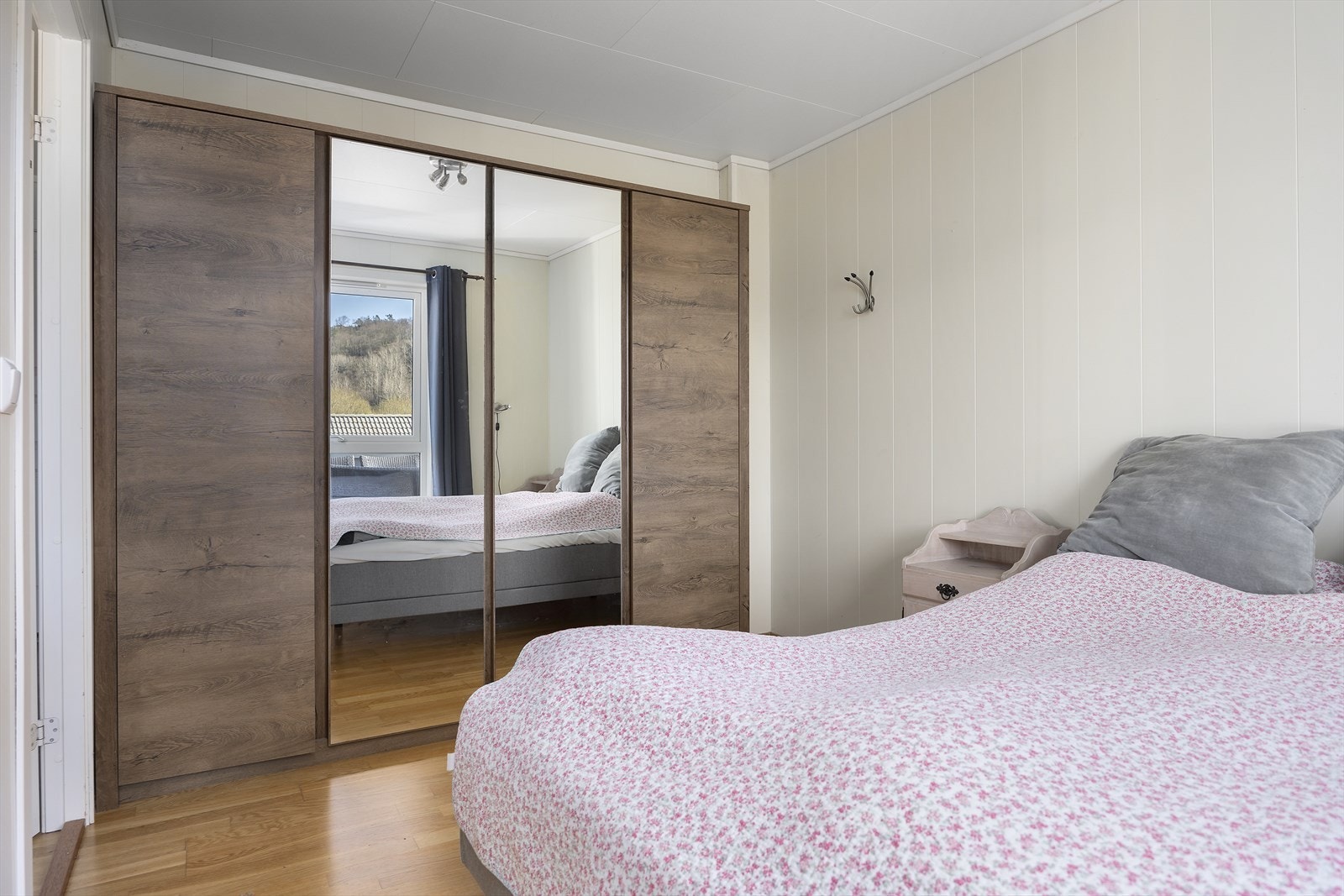 God garderobe på soverom Galleribilde