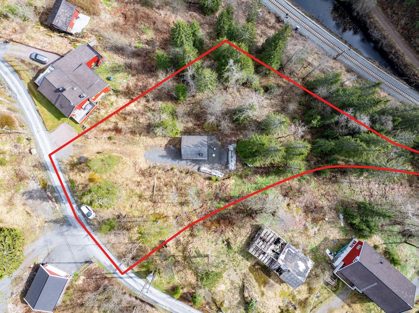 TINHOLT Eiendomsmegling Solrik tomt på 3192 m² med enkel bebyggelse