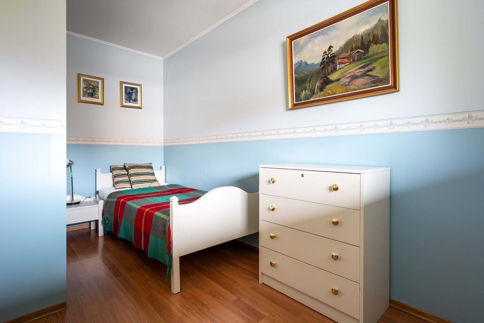 Soverom med lyse vegger og plass til garderobe. Galleribilde