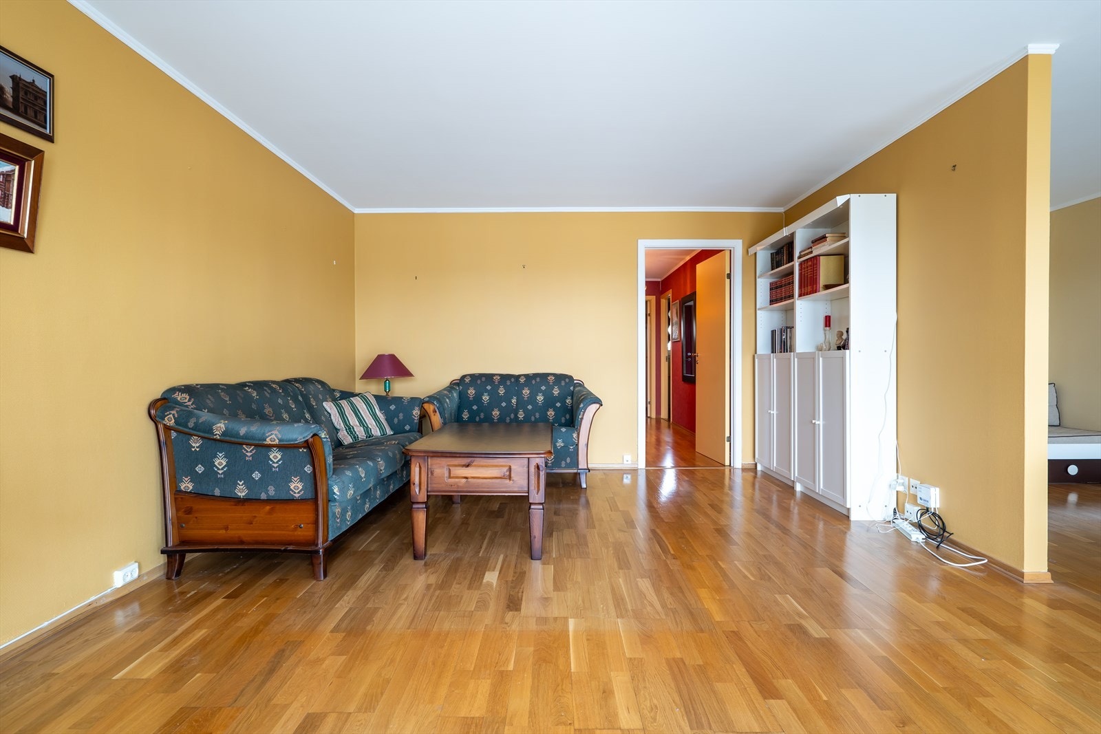 Lys stue med god plass til ulike møbleringsmuligheter. Galleribilde