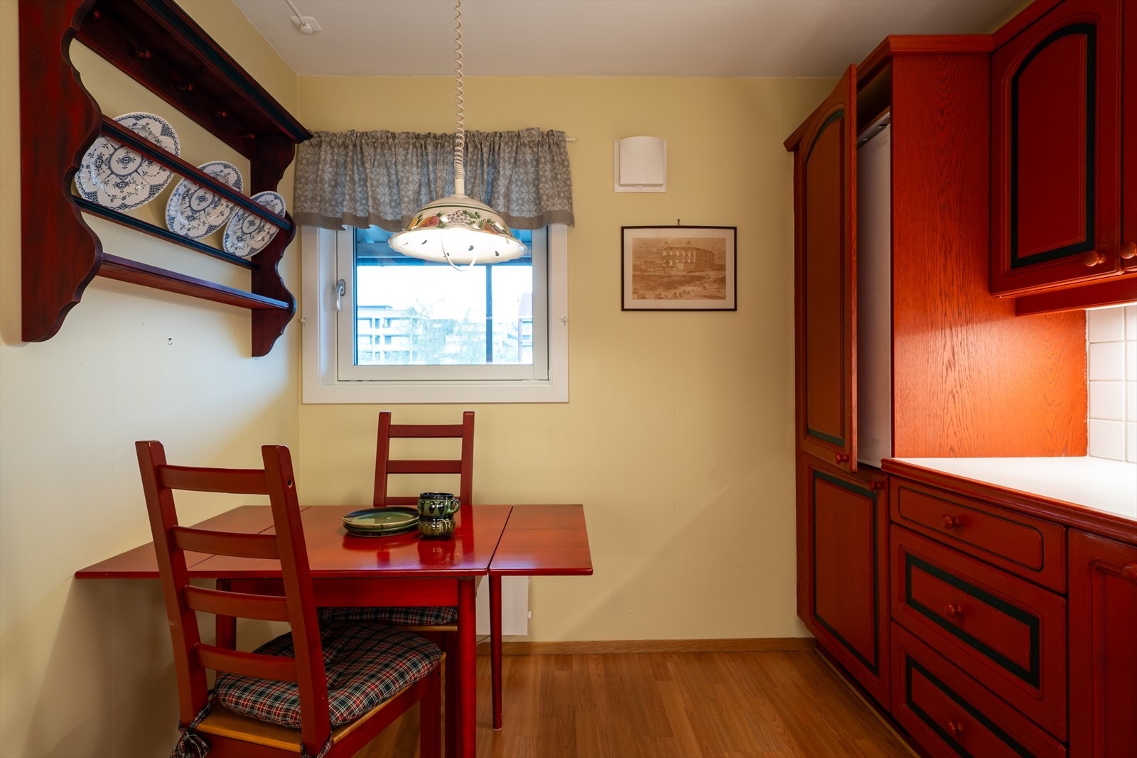 Koselig kjøkkenkrok med plass til frokostbord. Galleribilde