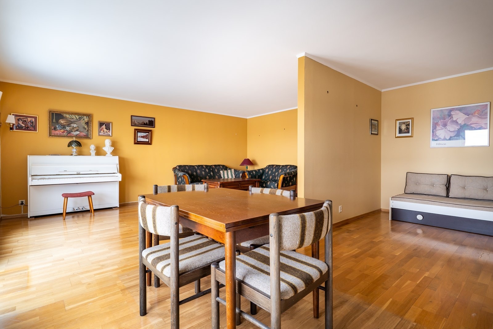 Stue med plass til både underholdning og avslapning. Galleribilde