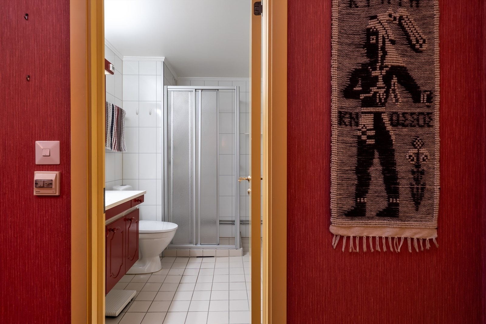 Badet har moderne dusjhjørne og stilige detaljer. Galleribilde